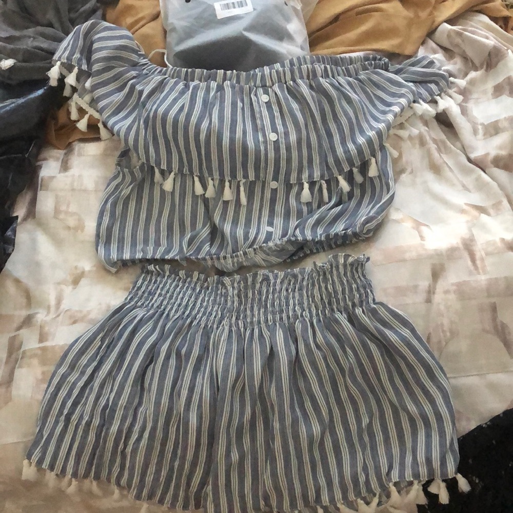 Set - flowy shorts and off shoulder crop top